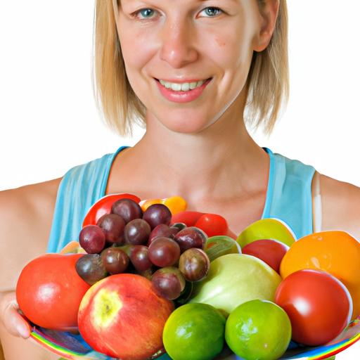 Một phụ nữ cầm một đĩa trái cây và rau củ đầy màu sắc.
